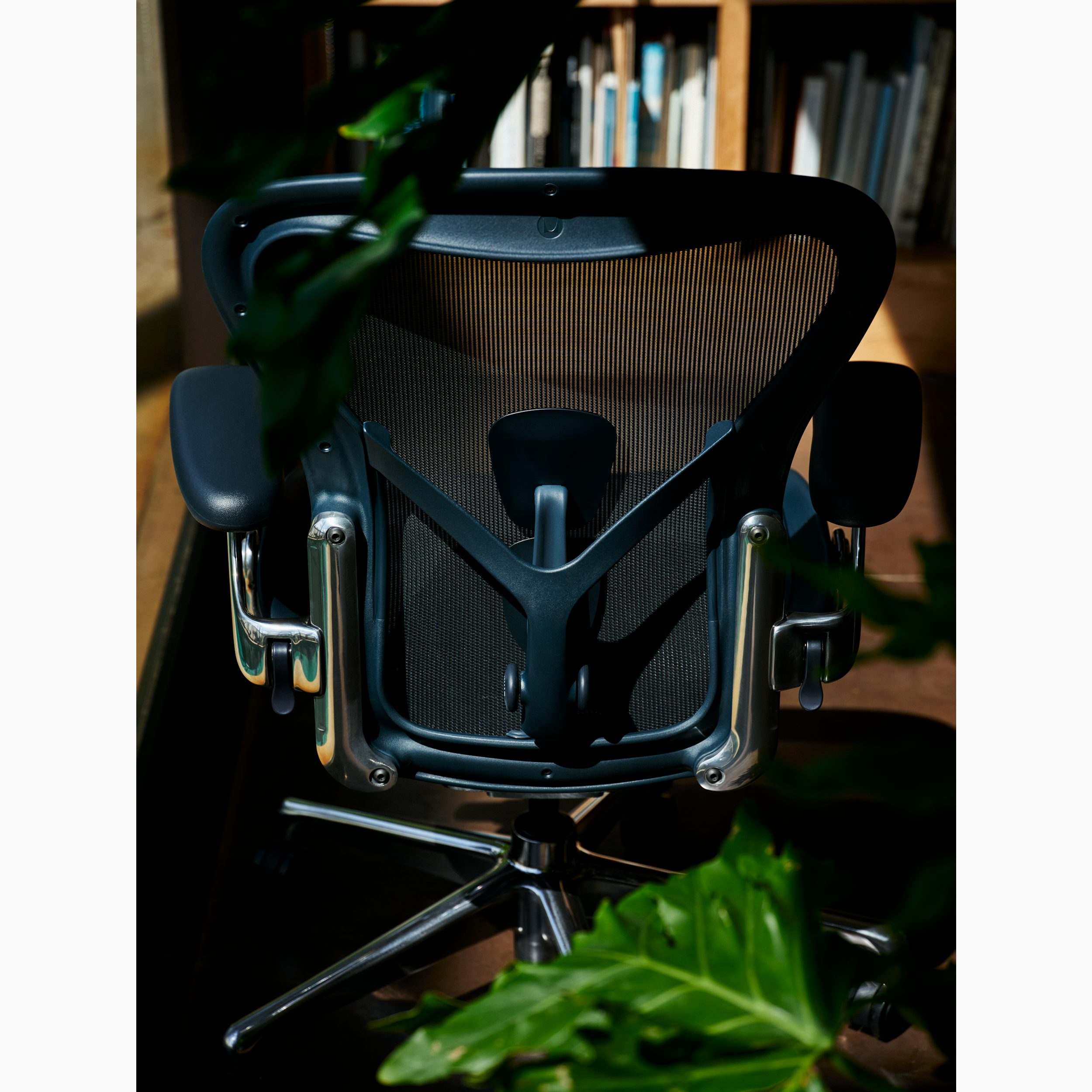 Herman Miller Aeron - The High Seat angle 5