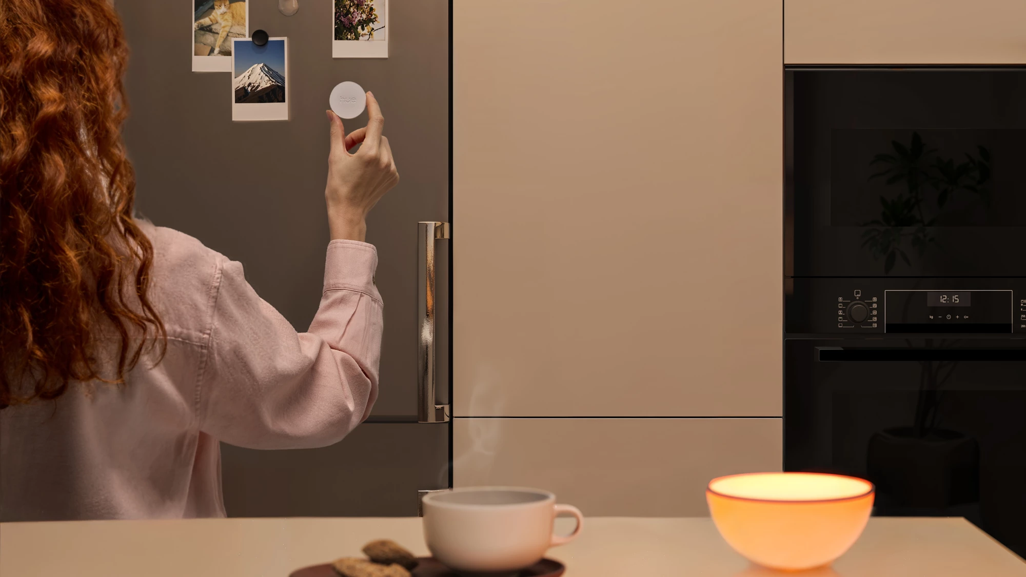 Philips Hue Smart Button v3, product 046677605773 - The Scene Hand angle 5